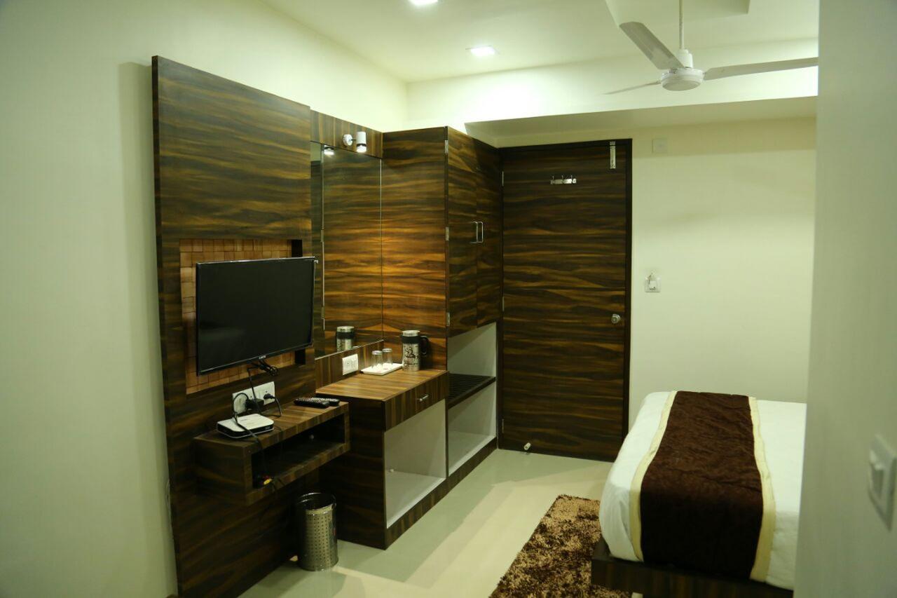 Hotel Gitanjali Inn By Bizzgrow Hotels Ahmedabad Exterior photo